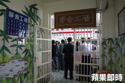 受刑人在監所工場工作所得，也可能遭強制執行。圖為台北看守所收容人工場。資料照片