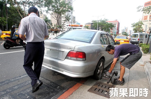 公共道路才可劃紅線禁止停車。資料照片