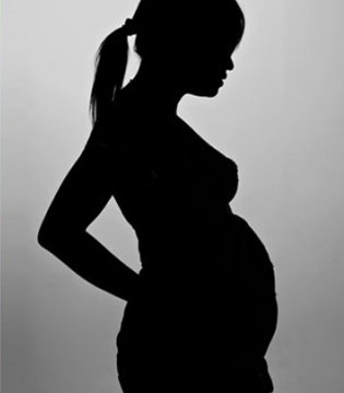 婦女懷孕請育嬰假，竟被公司追討違約金與懲罰性賠償。示意圖