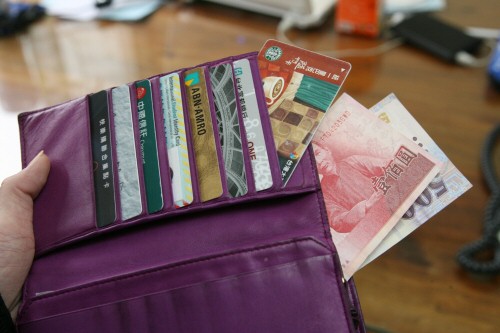 夫妻一人刷爆卡，配偶無須貸償積欠卡債。資料照片
