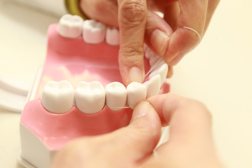 讀者做假牙後，鄰牙卻疼痛不止，懷疑牙醫誤診。示意圖