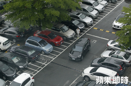 停車位難找，有人竟因為利用停車場迴轉被辱罵。示意圖，照片停車場與本案無關