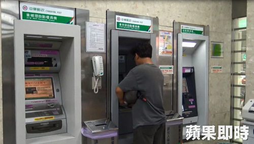 民眾操作ATM轉帳，若匯錯帳戶而對方拒絕返還，恐得打官司才能討回。資料照片